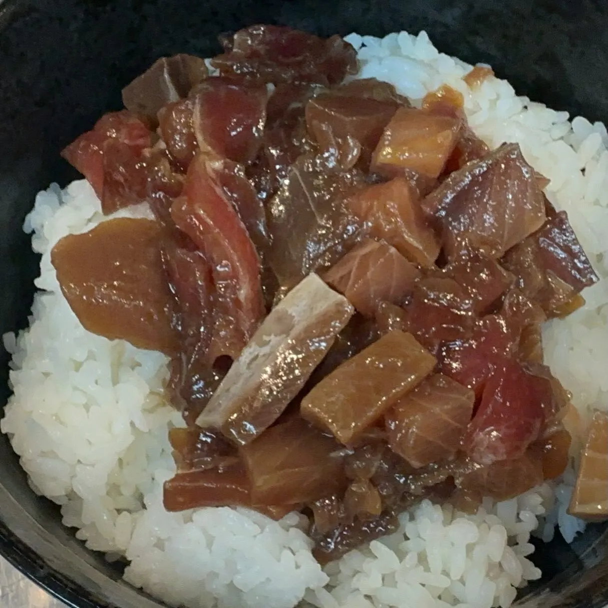 生本鮪と天然鰤のバラ漬け丼